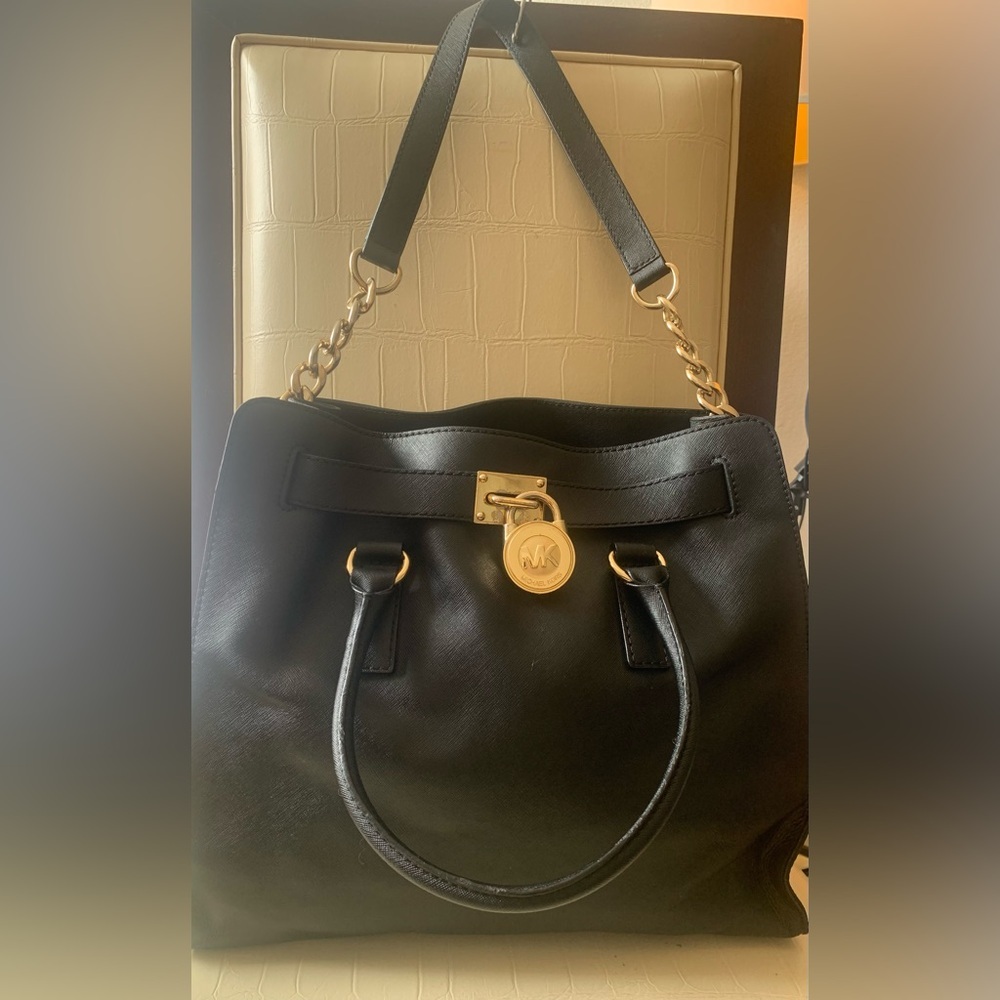 (d) Michael Kors Hamilton Black Leather Boho Chic Gold Chain Shoulder Tote Nag.
